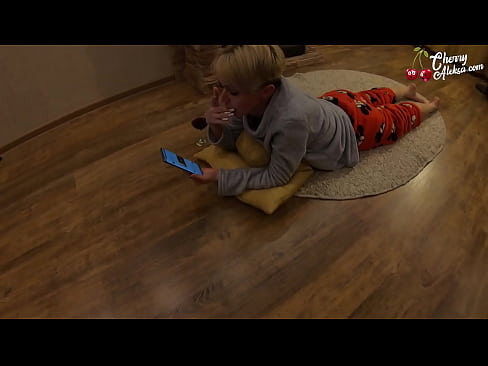 ❤️ Bláznivá blondýnka kouří obrovské péro a poskakuje na něm - anální sex ❌ Anal video u nás ☑