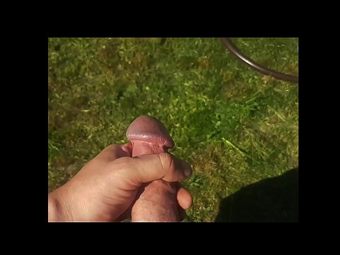 ❤️ Žhavá kočička si nechá ošukat růžovou kundičku a udělá se squirtem v letní zahradě. ❌ Anal video u nás ☑