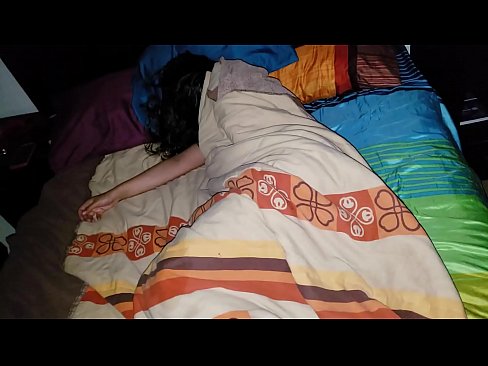 ❤️ Nevlastní syn buzeruje svou mladou nevlastní matku, zatímco ona spí. ❌ Anal video u nás ☑